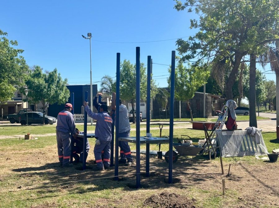 NUEVA ESTRUCTURA. La plaza Rodolfo Bienvenido Muriel, del barrio Independencia, incorpor&oacute; un nuevo juego de gran tama&ntilde;o.