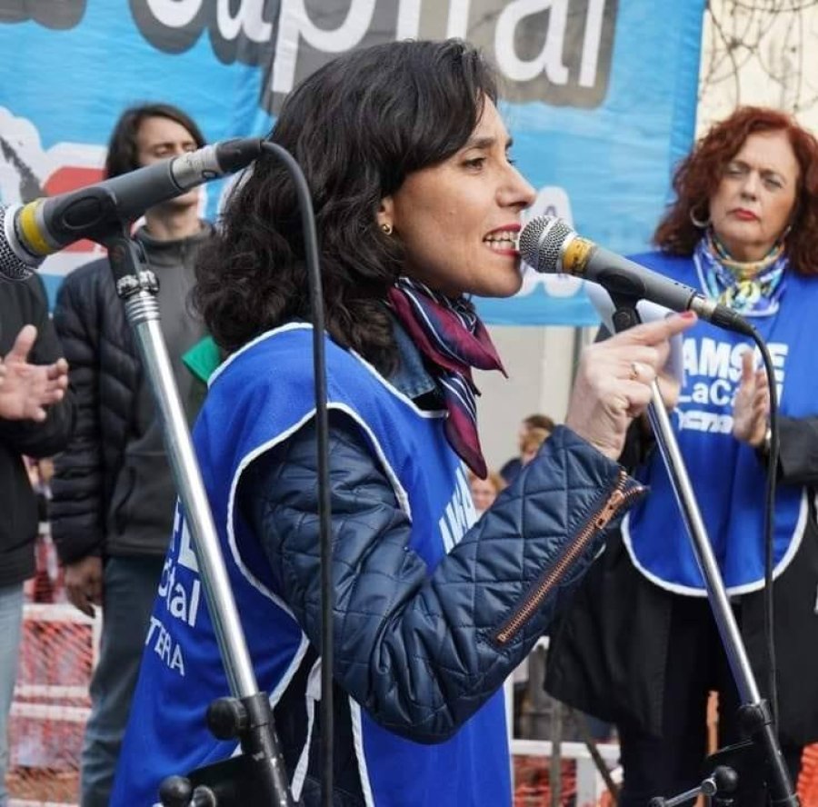 MARIA JOSE MARANO. La secretaria general de Amsafe La Capital estuvo presente este mi&eacute;rcoles en la jornada de protesta de los docentes p&uacute;blicos santafesinos.