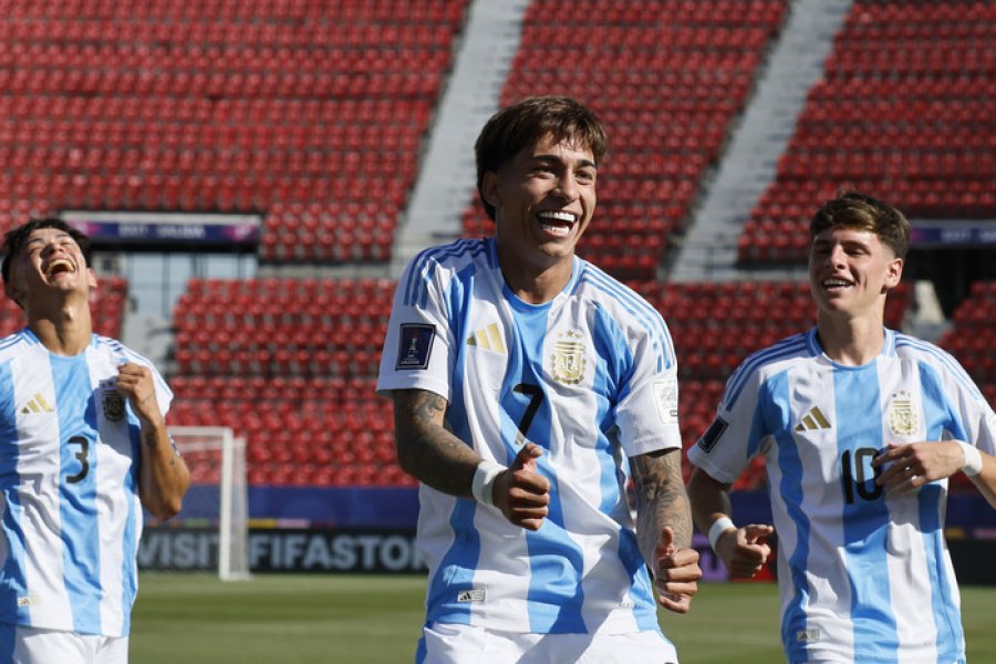 Maher Carrizo baila y Argentina sonr&iacute;e en el Mundial Sub 20.