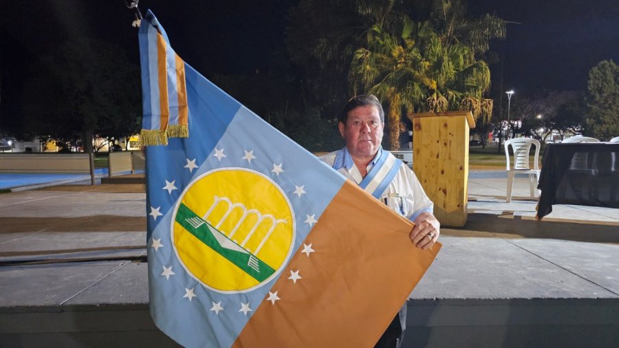 Evaristo Sequeira portando el pabell&oacute;n humbertino.
