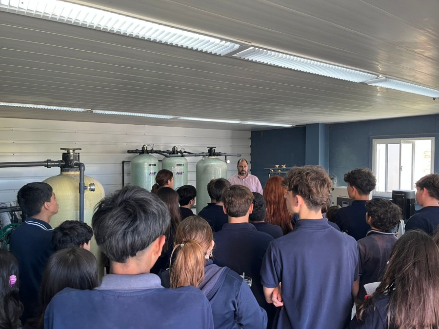 VISITA. Jos&eacute; Barbero dialogando con los escolares.