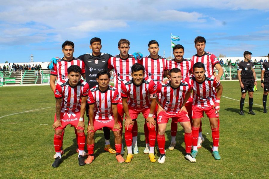 &iquest;REPETIRA EQUIPO? La formaci&oacute;n juliense en el partido de ida.