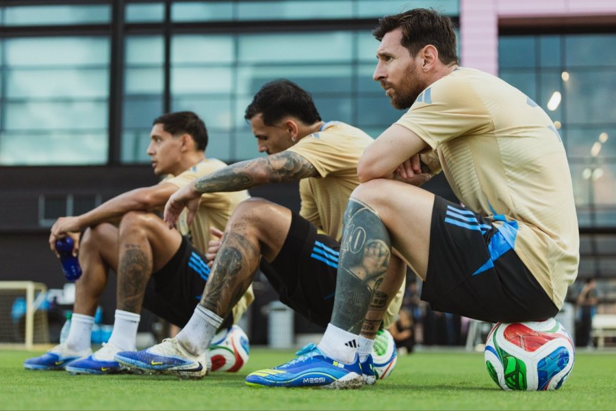 A LA ESPERA. Messi, Paredes y Molina, en un descanso del entrenamiento del mi&eacute;rcoles en Miami.