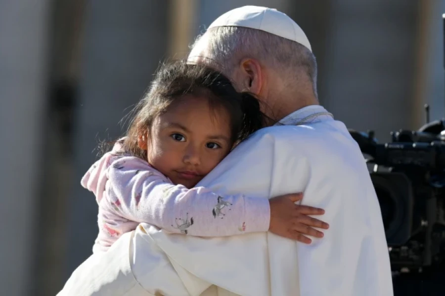 El Papa Le&oacute;n XIV abraza a una ni&ntilde;a durante una Audiencia General.