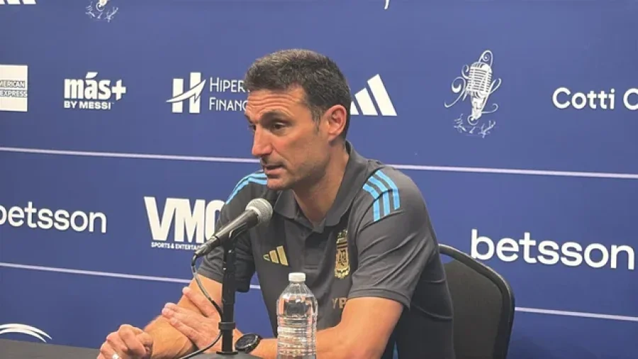 Lionel Scaloni durante la conferencia de prensa posterior al triunfo argentino.