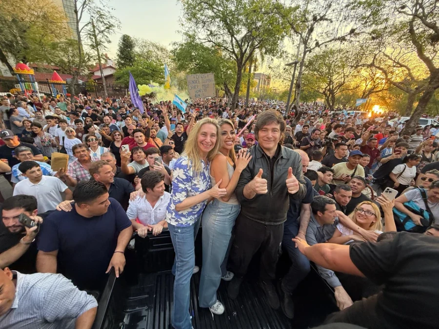 Karina Milei, Virginia Gallardo y Javier Milei sobre la chata de una camioneta en la costanera correntina. (FOTO X @JMilei)