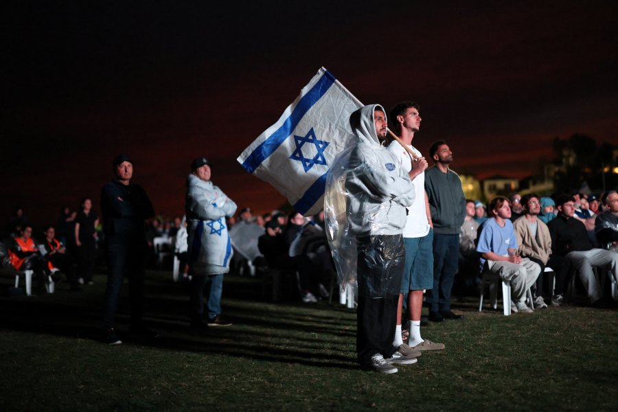 En Tel Aviv, miles de personas se concentraron en la Plaza de los Rehenes para respaldar el proceso y exigir el regreso de los cautivos. (FOTO REUTERS)