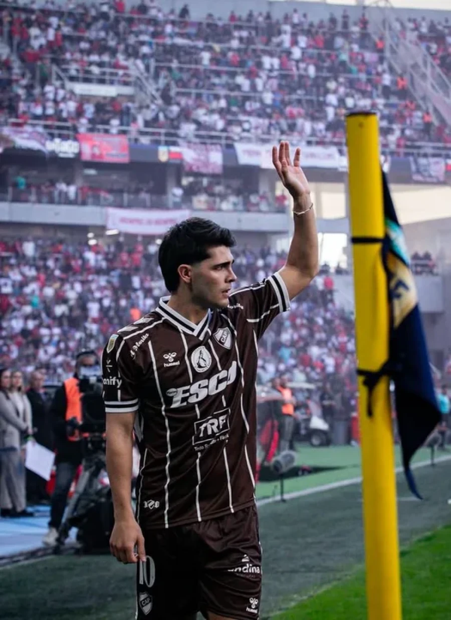 CALAMAR. Buscar&aacute; bajar al l&iacute;der.