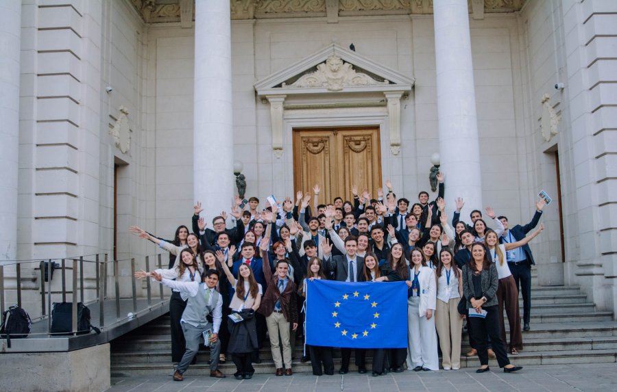 La delegaci&oacute;n frente a la Legislatura santafesina.