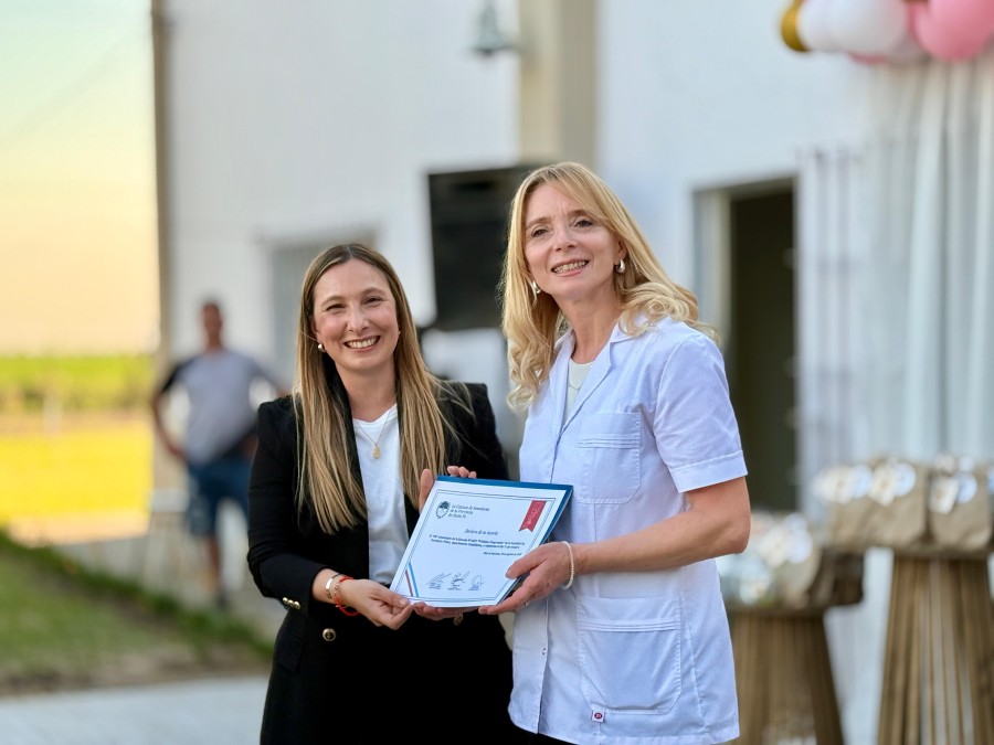 B&aacute;rbara Chivallero y Claudia Grazziotto durante la entrega del reconocimiento.