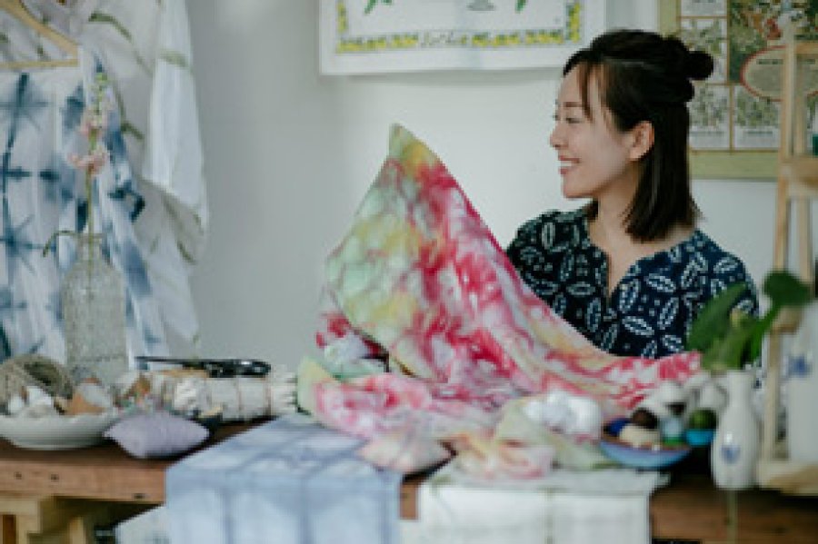 En la actualidad muchas mujeres se dedican a este maravilloso oficio, ya desde sus lugares de trabajo o desde sus casas, ayud&aacute;ndonos con su trabajo a vestirnos para cualquier ocasi&oacute;n.