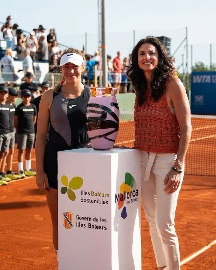 UN PRIVILEGIO. Gabriela Sabatini le entreg&oacute; el trofeo a la campeona.