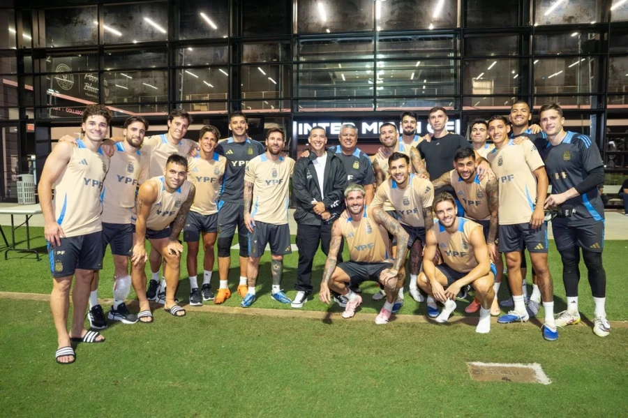 VISITA. Daddy Yankee y la Selecci&oacute;n argentina.