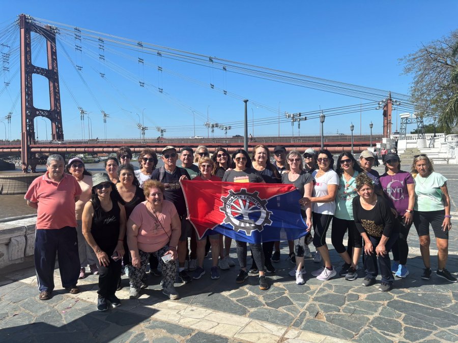 La delegaci&oacute;n con el cl&aacute;sco puente colgante de fondo.