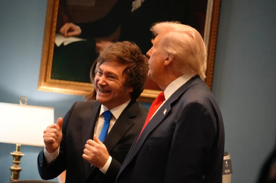 Javier Milei y Donald Trump con contagiaron sus sonrisas al mercado, que castig&oacute; declaraciones imprecisas.