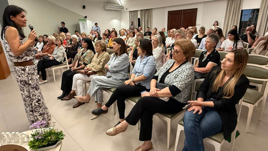 La presidenta de Grupo GAMA, Romina Romero, al dar su mensaje durante la celebraci&oacute;n del 30&deg; aniversario del espacio.