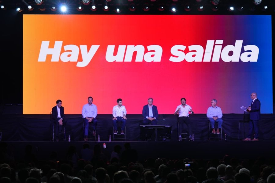 Sadir, Vald&eacute;s, Torres, Llaryora, Pullaro y Schiaretti en el estadio Obras de Ciudad Aut&oacute;noma de Buenos Aires.