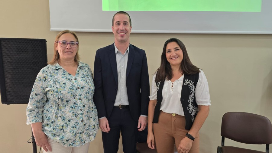 Mar&iacute;a In&eacute;s Monteverde, Pablo Lorenzetti y Melisa David durante la disertaci&oacute;n en la UTN Rafaela.