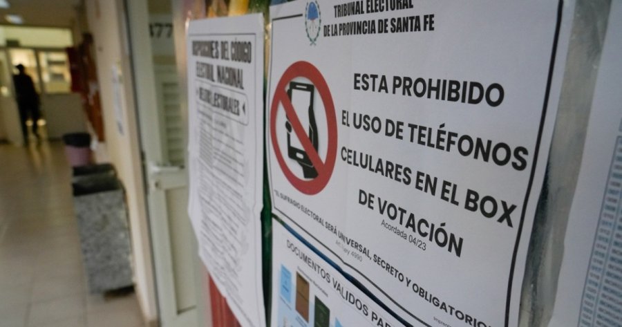 "CELUS" PROHIBIDOS. Desde la secretar&iacute;a Electoral explicaron que no est&aacute; permitido sacar fotos dentro de la cabina de votaci&oacute;n.