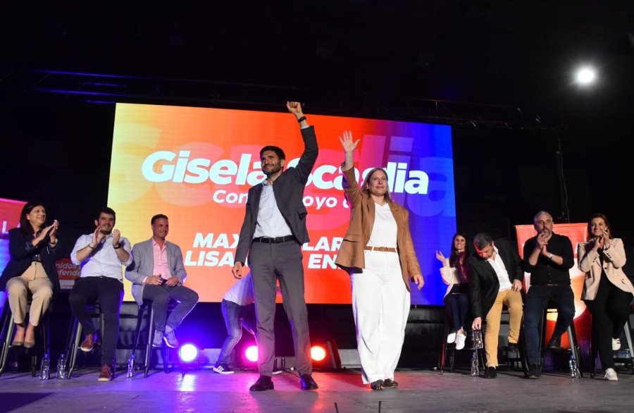 Maximiliano Pullaro y Gisela Scaglia en el cierre de campa&ntilde;a en Venado Tuerto.