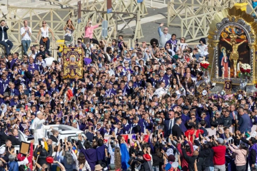 Multitudinaria procesi&oacute;n del Se&ntilde;or de los Milagros en Roma.