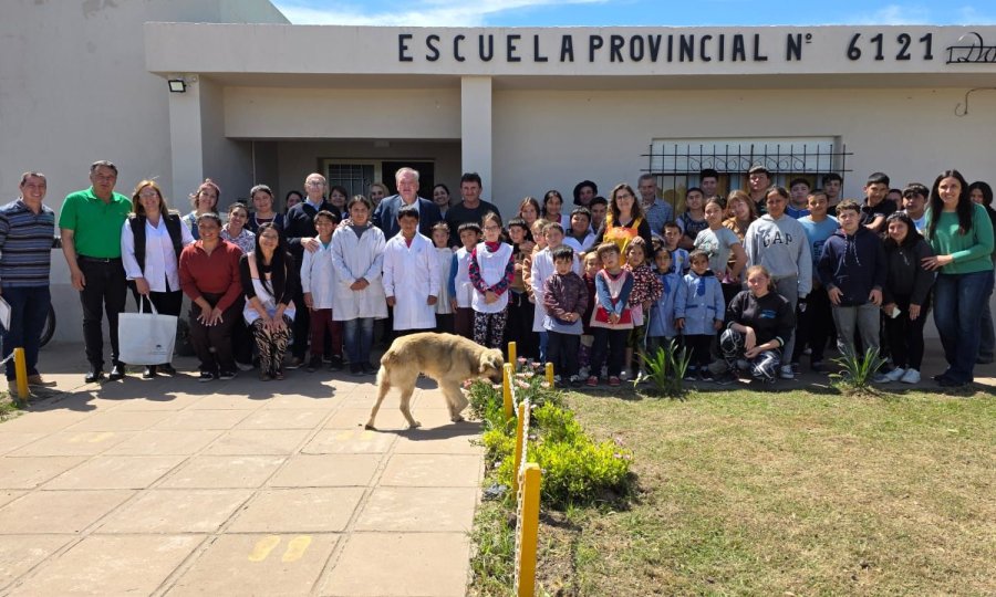 Autoridades y comunidad educativa en la Escuela N&ordm; 6121.