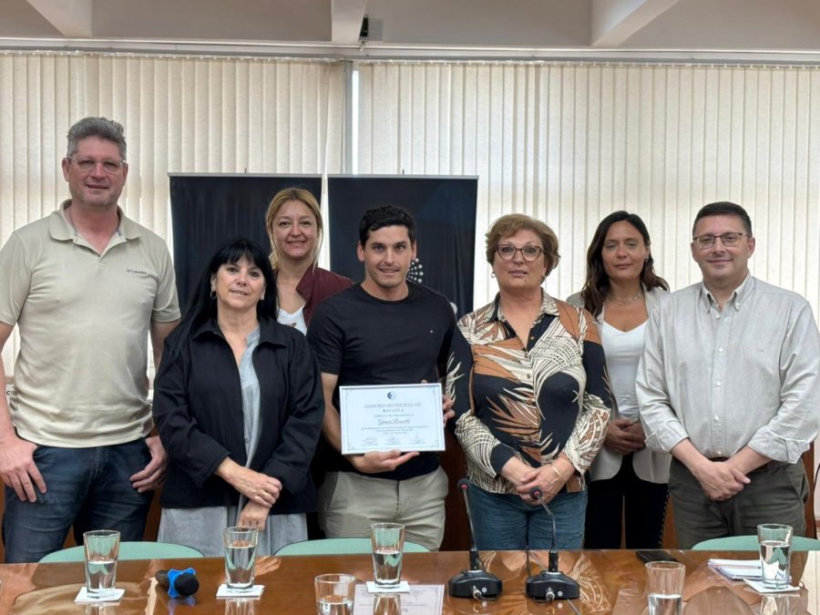 RECONOCIMIENTO. Germ&aacute;n Romitelli junto a los concejales durante la reuni&oacute;n de comisi&oacute;n de este lunes.