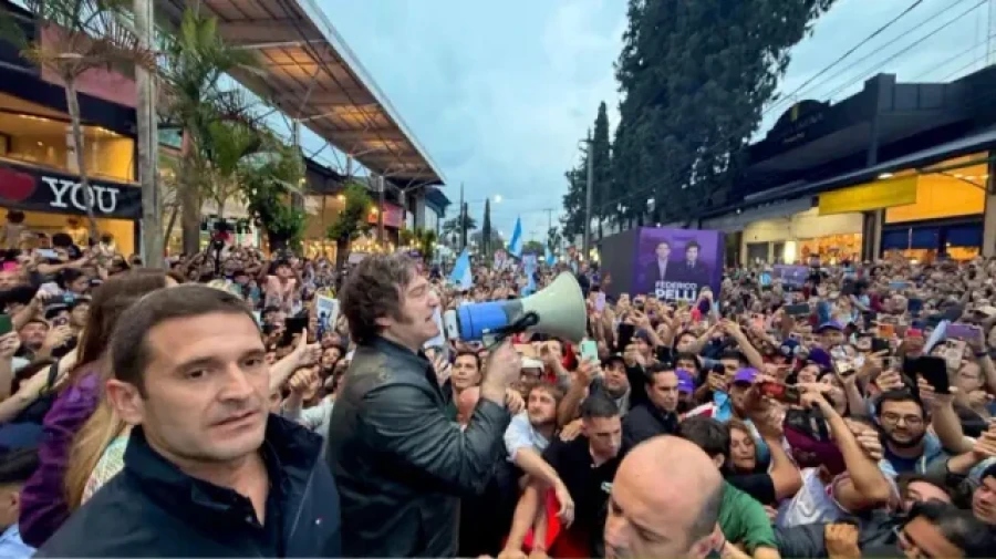 El presidente Milei durante la recorrida de campa&ntilde;a en Tucum&aacute;n.