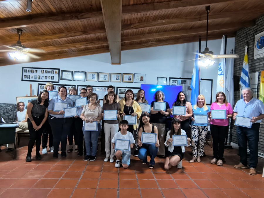 La foto grupal de quienes recibieron sus certificados acompa&ntilde;ados por el presidnete rotario.