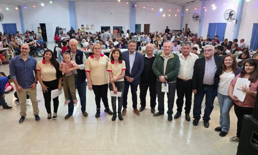 las autoridades y la magn&iacute;fica concurrencia que apoy&oacute; la realizaci&oacute;n.