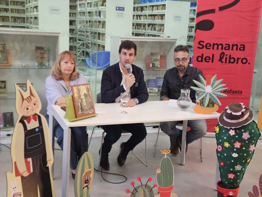 Autoridades presentes en en la presentaci&oacute;n de la Semana del Libro.