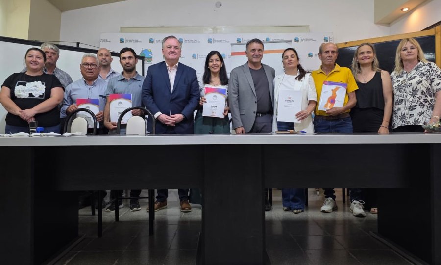 El gruo que particip&oacute; de la firma de convenios.