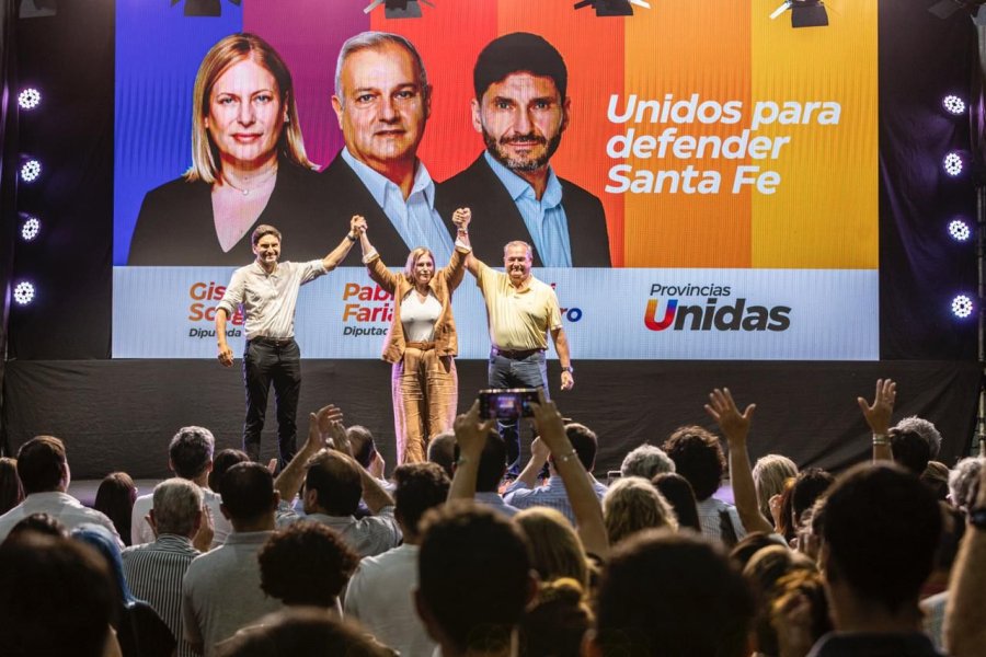 Pullaro, Scaglia y Far&iacute;as durante el acto de cierre de campa&ntilde;a en el Club Regatas de la ciudad de Santa Fe.