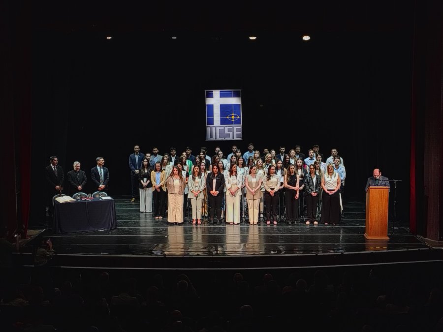 Los flamantes egresados de UCSE Rafaela durante el Acto de Colaci&oacute;n en el Teatro Lasserre.