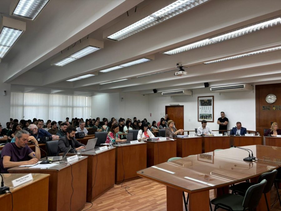 VISITAS. Ante una sala colmada de estudiantes de Concejo Joven, se desarroll&oacute; una nueva sesi&oacute;n ordinaria.