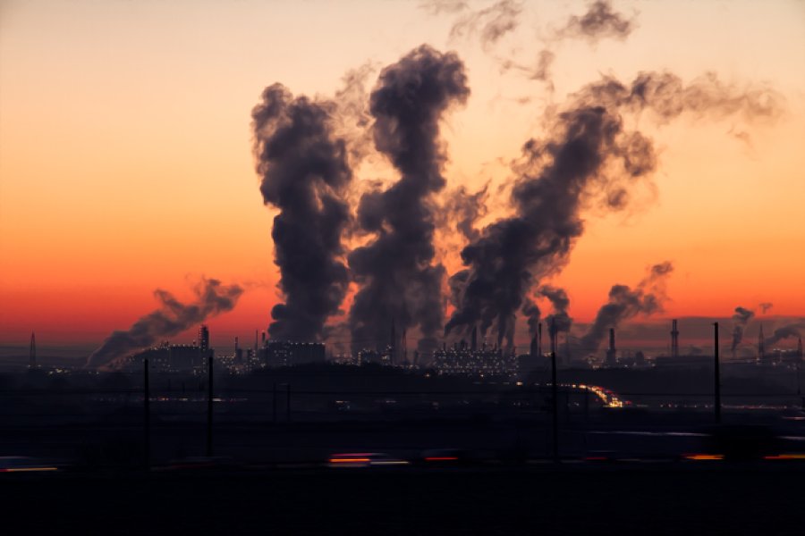 Los gases de efecto invernadero en gran parte sn generados por la industrializaci&oacute;n.