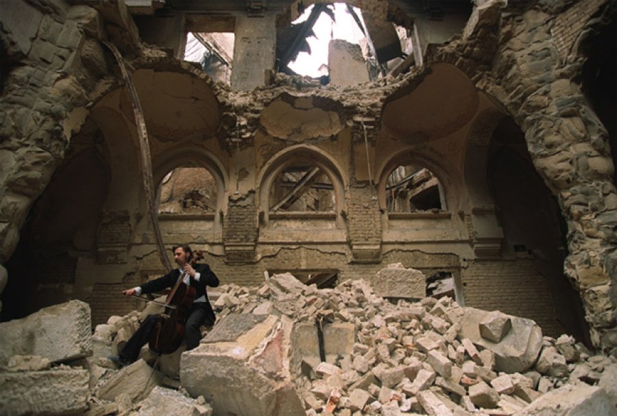 En 1992 el m&uacute;sico Vedran Smailovic toc&oacute; su violonchelo entre los escombros de la biblioteca de Sarajevo.