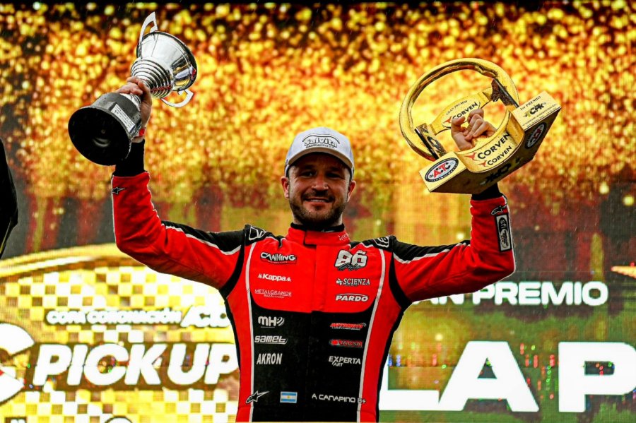 Agust&iacute;n Canapino festejando su victoria en el aut&oacute;dromo de La Plata.