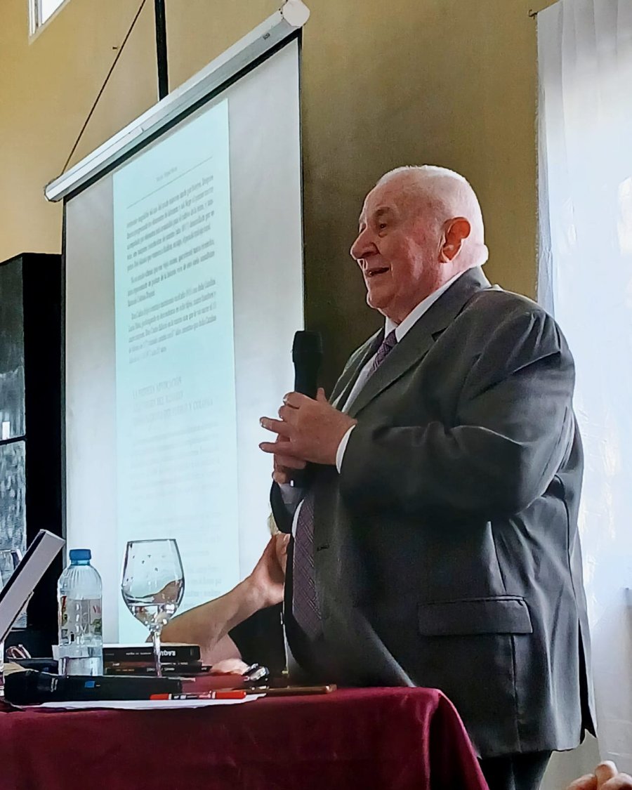 N&eacute;stor Massa present&oacute; a sus coterr&aacute;neos su u&acute;ltima creaci&oacute;n.