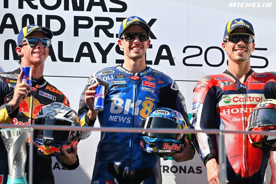 Pedro Acosta (2&deg;), Alex M&aacute;rquez (1&deg;) y Joan Mir (3&deg;) en el podio de Sepang.