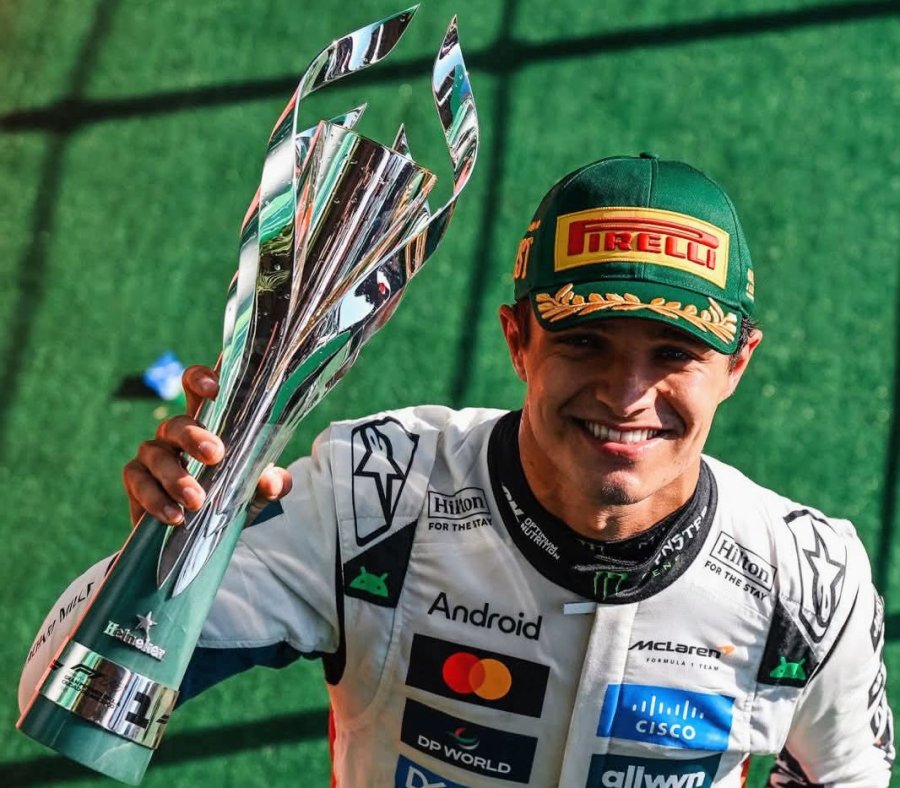 Lando Norris con el trofeo en el podio del Gran Premio de M&eacute;xico.