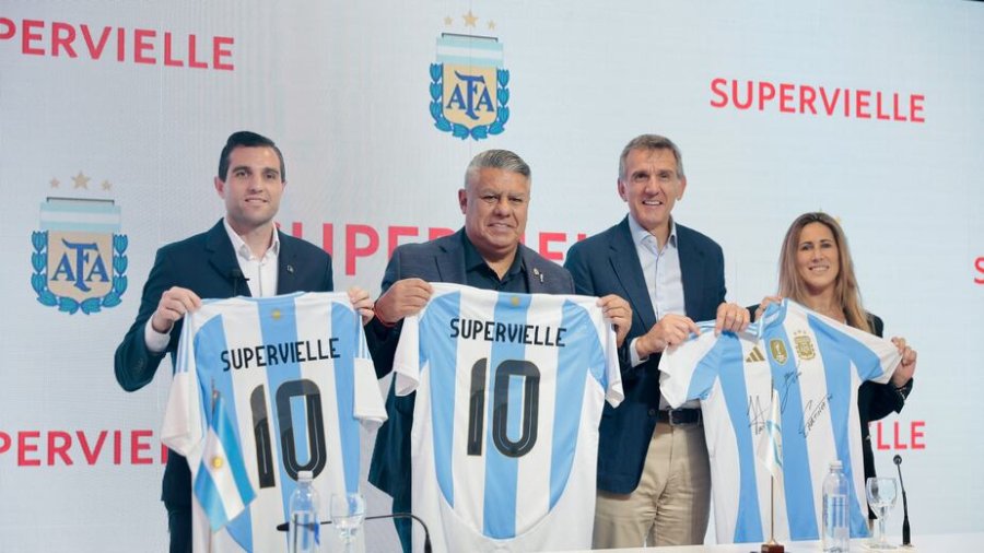 El presidente de la AFA, Claudio Tapia, encabez&oacute; el evento junto a autoridades del banco.