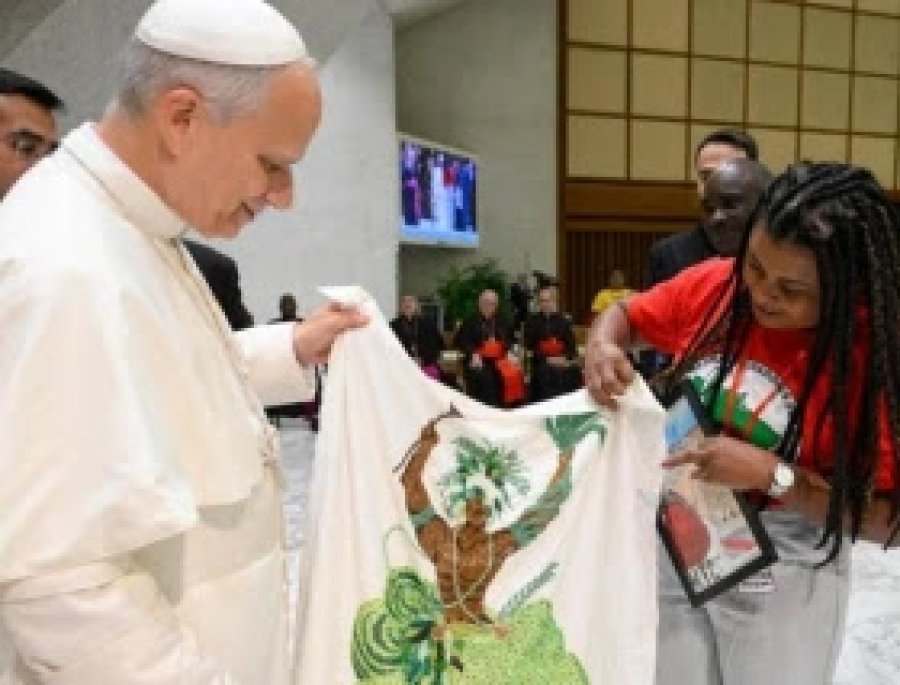 Ferreira regal&oacute; al Papa Le&oacute;n XIV una imagen de Ossanha hecha con cuentas de candombl&eacute;.
