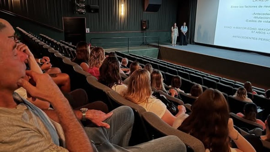 La charla se desarroll&oacute; en la sala cinematogr&aacute;fic del Club Brown.