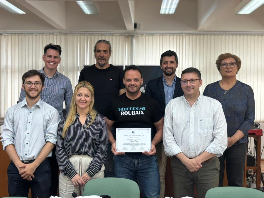 Lucas Peretti junto a Carla Boidi, Augusto Rolando, Franco Pons, Mart&iacute;n Racca, Juan Senn, Mabel Fossatti y Lisandro M&aacute;rsico.