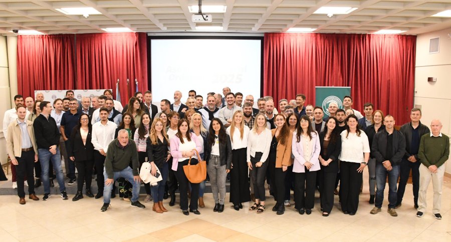 Directivos de Comisi&oacute;n Directiva, c&aacute;maras y comisiones junto a los colaboradores en la "foto de familia" al final de la Asamblea.