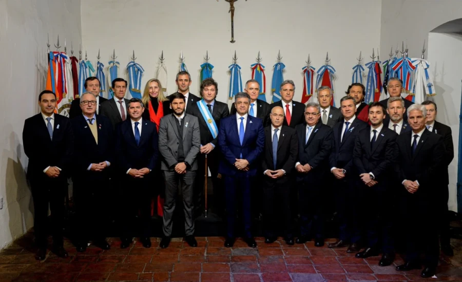 Milei y los gobernadores que firmaron el Pacto de Mayo.