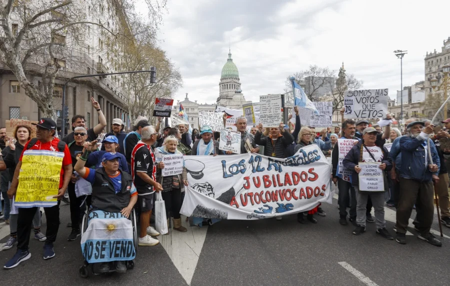 Los jubilados, en procesi&oacute;n por la Plaza Congreso.