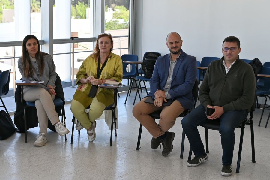 Los funcionarios provinciales Andrea Uboldi y C&eacute;sar Pauloni durante la reuni&oacute;n con los concejales de Rafaela en el nuevo Hospital regional.