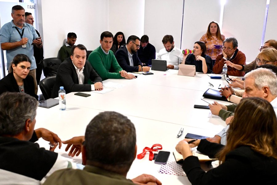 Los diputados Joaqu&iacute;n Blanca y Juan Arga&ntilde;araz entre otros durante la reuni&oacute;n con una delegaci&oacute;n de trabajadores de la empresa en crisis Algodonera Avellaneda. (PRENSA DIPUTADOS)